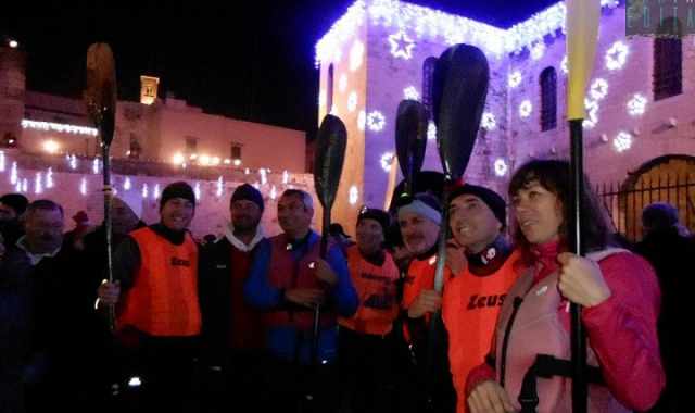 Bari, traversata di notte in canoa: il tributo a San Nicola dei ''Cavalieri del mare'' 